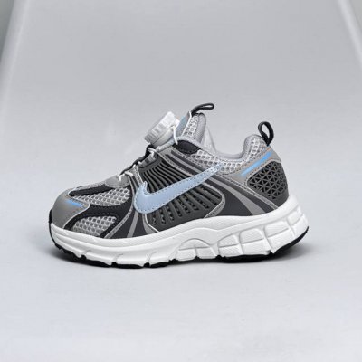 nike Zoom Vomero 5子复古运动鞋融蕴时尚风范和丰富层次感，缔造运动鞋佳选，助你轻松型出范，开辟独属于自己的路。鞋款采用多层设计，融入织物与合成材