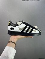 公司级阿迪达斯 Adidas Superstar 三叶草经典贝壳头系列 新款休闲板鞋潮流男女士运动鞋 。鞋面柔软皮革材质 标志性的贝壳鞋头，锯齿三条纹，简约的线