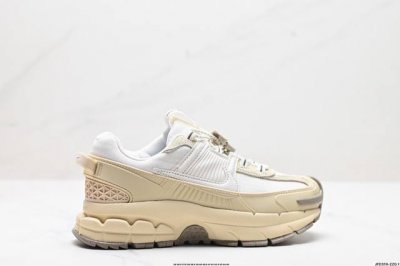 公司级耐克Nike Zoom Vomero Roam 马拉松复古跑五代休闲运动慢跑鞋 采用环保纤维革饰片组合网眼布鞋面材质 升级正确后跟Tpu加固 耐弯折热塑框
