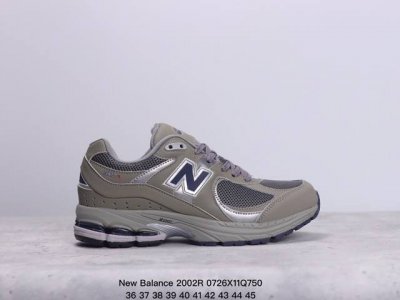 新百伦 New Balance 2002R 跑鞋 男女运动鞋 潮老爹鞋。沿袭了面世之初的经典科技，以 Encap 中底配以升级版 N-Ergy 缓震物料。鞋面则