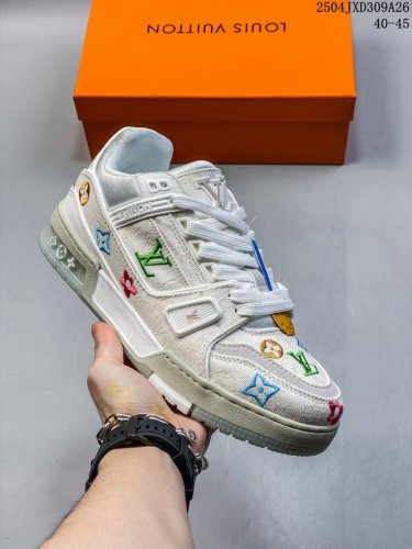 Lv Skate Sneaker 路易威登 2025年新款运动板鞋 蛇年限定 春夏秀场初次亮相，此次以粒面牛皮革焕新呈现。加垫鞋领和鞋舌援引滑板鞋设计，科技鞋带