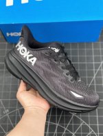 核心私 公司级小红书推荐hoka M Clifton 9 全新配色 专业性能减震跑步鞋 这个品牌来自于新西兰的毛利语，Hoka表示大地，One One表示飞越，