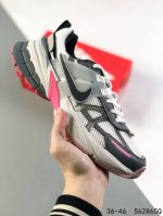 耐克 Nike V2K Run跑步鞋 复古风潮 网面透气运动鞋 紧致的鞋面材质提供良好的包裹性 鞋侧 Swoosh以及鞋头部分搭配增添不少亮点的镀铬细节 鞋垫上