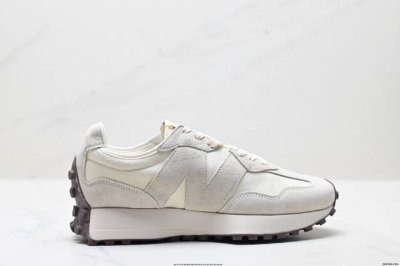 真标New Balance Ms327 复古休闲运动慢跑鞋 以更纯粹的复古风格设计打造的全新造型 侧身还以解构设计 将 N 字标志以做旧压花样式呈现 官方货号: