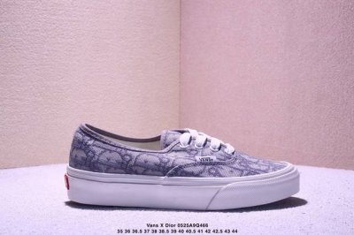Vans X Dior 联名一脚蹬 高级灰来报道 vans Aut 迪奥独家重磅释出 这个岩石灰太绝了 非常非常高级 Dior标志性的老花刺绣立体感很强 普通中