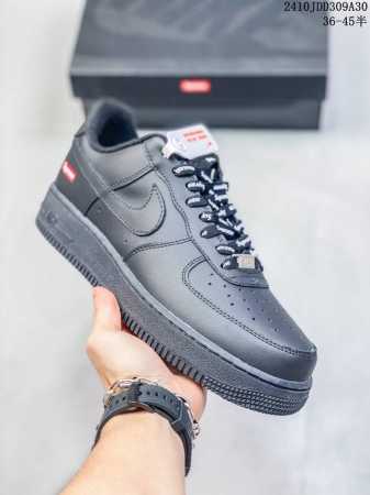 真标带半码耐克Nike AIR FORCE 7 空军一号低帮百搭休闲运动板鞋。柔软、弹性十足的缓震性能和出色的中底设计，横跨复古与现代的外型结合，造就出风靡全球 - 点击图像关闭