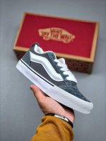 Vans Knu Skool 灰白 灰白配色不仅很高级还容易搭配 鞋面麂皮的质感真的很棒 货号：Vn000Cs0Bgf 码数：35-45 带半码