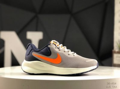 130 nike Revolution 7透气 低帮 跑步鞋兼顾迅疾外观和稳固脚感，后跟覆面和中足动态支撑巧妙融合，缔造稳定顺畅的迈步体验 货号：Fb2207