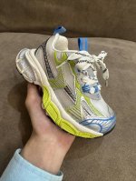 巴黎家网纱透气系列儿童魔术贴老爹鞋 Size：26-37码 经典巴黎世家老爹款 魔术贴设计，穿脱方便 闪钻系列时髦又洋气