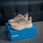 核心私 Hoka M Bondi 9全新配色 这个品牌来自于新西兰的毛利语，Hoka表示大地，One One表示飞越，连起来就是飞越地平线，One One不是读