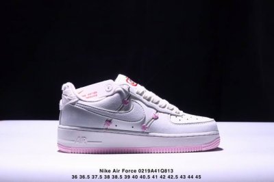 公司级耐克Nike Air Force 1“07空军一号低帮百搭休闲运动板鞋。柔软、弹性十足的缓震性能和出色的中底设计，横跨复古与现代的外型结合，造就出风靡全球
