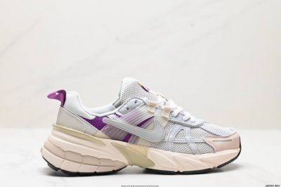 真标耐克nike Wmns V2K Runtekk Low”White Grey Pink”复古潮系列未来复古老爹风百搭休闲运动慢跑鞋 货号:Hf4305-07