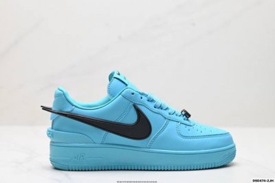 真标Ambush X Nk Air Force 1‘07 Low Sp 空军一号联名标志性的Swoosh延伸至鞋跟之外 鞋舌和鞋垫上印有Ambush品牌标志 整