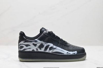 公司级耐克Nike AIR FORCE 7空军一号低帮百搭休闲运动板鞋。柔软、弹性十足的缓震性能和出色的中底设计，横跨复古与现代的外型结合，造就出风靡全球三十多