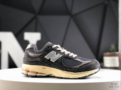 160 真标带半码New Balance 2002R 沿袭了面世之初的经典科技，以 Encap 中底配以升级版 N-Ergy 缓震物料。鞋面则采用特色的柔软麂皮