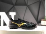 210 美津浓 Morelia Sala Japan足球鞋 使用了亮眼的“白/蓝/红”配色，外观出众球鞋继承了Morelia系列的经典外观，真皮鞋面搭配短鞋舌的