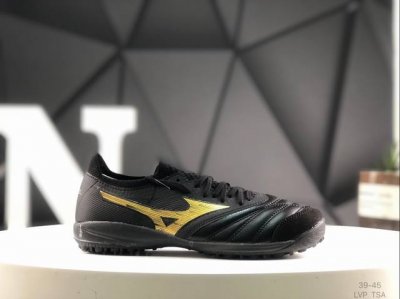 210 美津浓 Morelia Sala Japan足球鞋 使用了亮眼的“白/蓝/红”配色，外观出众球鞋继承了Morelia系列的经典外观，真皮鞋面搭配短鞋舌的