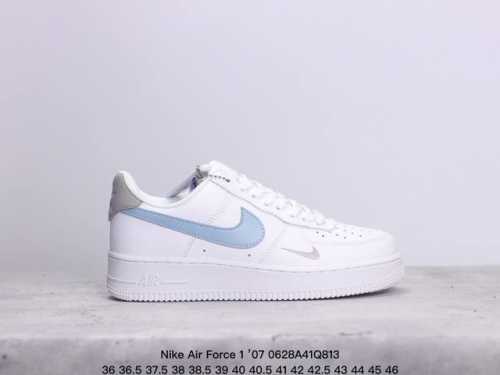公司级耐克 Nike Air Force 1 ’07 空军一号低帮百搭休闲运动板鞋。柔软、弹性十足的缓震性能和出色的中底设计，横跨复古与现代的外型结合，造就出风