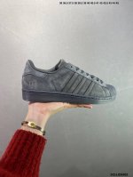 Ad Originals Superstar 经典复古贝壳头板鞋 Bs0810 诞生于1969年 是第一双将全皮面鞋 身与橡胶鞋头结合在一起的低帮篮球鞋 Sup