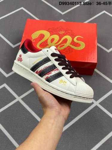 230 公司级Ad Originals Superstar 经典复古贝壳头板鞋 Jp9320 诞生于1969年 是第一双将全皮面鞋 身与橡胶鞋头结合在一起的低帮