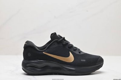 真标nike Journey Run 2024跑步鞋 使用了新型的缓震材料 脚感偏韧 后跟有加厚的海绵填充 鞋子前掌和后掌做了加宽设计 增加了跑步时的稳定性 织