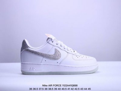 公司级耐克nike Air Force 7 空军一号低帮百搭休闲运动板鞋。柔软、弹性十足的缓震性能和出色的中底设计，横跨复古与现代的外型结合，造就出风靡全球三十