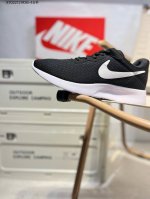 Nike Roshe Run 奥运伦敦三代小跑 拥有年轻时尚活力的版型 蜂窝式速干透气网面 轻盈舒适Eav发泡中底 脚感充分 轻便 柔软 众多优势难以概全 上脚