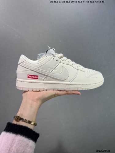 公司级Supreme X Nike Dunk Low 双拼卡其 此款主张打破传统的工业化流水线设计限制，以Made By Ideas的超级创意为理念，集结众多潮