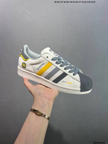 核心私 公司级Ad Originals Superstar 经典复古贝壳头板鞋 Jp9310 诞生于1969年 是第一双将全皮面鞋 身与橡胶鞋头结合在一起的低帮