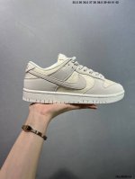 公司级Nike Sb Dunk Low pro dunk Sb顾名思义 具有经典的Dunk血缘 又注入了更多的时尚元素 相较于普通的Dunk滑板鞋 改良版的Du