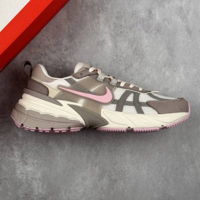 本地250 核心私 公司级W Nike V2K Run 复古单品 复古老爹鞋跑步鞋 鞋款被命名为 Runtekk 设计上借鉴了 2000 年的跑鞋风格 配色上以