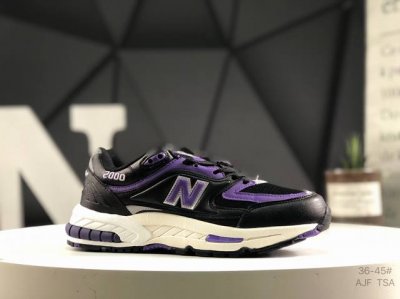 210 New Balance M2000跑鞋· 沿袭了面世之初的经典科技，以 Encap 中底配以升级版 N-Ergy 缓震物料。鞋面则采用特色的柔软麂皮搭以