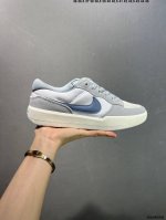nike Sb Force 58 百搭单品 是一款将前沿创新带入街头的单品，它具有硫化杯底，具有出色的耐用性和灵活性。使用帆布和绒面革，在饰面上放置通风口，它自