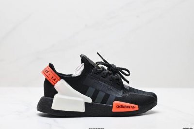 真标Ad Boost Nmd R1 V2经典跑鞋系列全新配色 弹力针织鞋面 原装高弹Boost颗粒大底 缓震性能卓越 体质轻盈且抗冲击 整双鞋子的透气性和舒适度