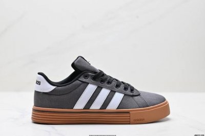 真标Adidas Daily 4.0 阿迪达斯 舒适百搭 低帮 板鞋 融合了复古与现代风格 简约而富有质感 整体线条流畅 轮廓分明 尽显时尚气息 鞋身采用经典的