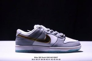 耐克Nike Sb Dunk Low 扣篮系列复古低帮休闲运动滑板板鞋。采用脚感柔软舒适Zoomair气垫，有效吸收滑板等极限运动在落地时带来的冲击力，为街头运