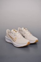 230 Nike Quest 6极速6代 网面透气 时尚休闲跑步鞋 简约高科技设计采用多层材料，为双足带来凉爽感受和稳固体验时尚鞋面搭配中足包覆设计，提供稳固