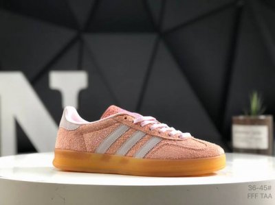 阿迪达斯 Adidas Originals Gazelle Indoor 复古三叶草防滑透明橡胶板鞋经典运动鞋。这款经典鞋,忠于原版设计,缀撞色三条纹和鞋跟饰片