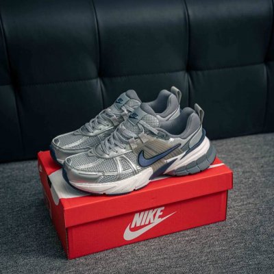 核心私 nike V2K Run 减震防滑复古低帮跑步鞋 材质上使用大面积网眼 皮革 Tpu 组成 支撑和透气性肯定不错 中底处由 Cushlon 泡绵打造 保
