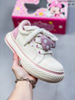 Old Order 凯蒂猫disney Collection By Old Order Wave -003也是面包鞋鞋型，以鞋侧的波浪状皮革拼接为标志，搭载 O