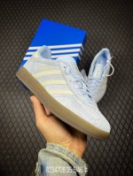 B 公司级Adidas Originals Gazelle Indoor 此款鞋延续了橡胶外底和经典款式的传统。优质绒面革鞋面和标志性的3条纹采用明亮的对比色，