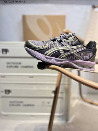 Asics Gel-Nimbus 10.1亚瑟士经典跑鞋 如今机能风和户外风吹得正劲，便是主打“Urban Outdoor机能越野风格”，城市和户外场景都能轻松