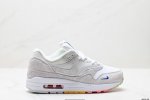 公司级Nike Air Max 1 耐克气垫 缓震 耐磨运动鞋 鞋身材质均选择皮革 织物 麂皮多种材质覆盖 保证质感的前提下 层次感也相当不错 带有开窗式 Ai