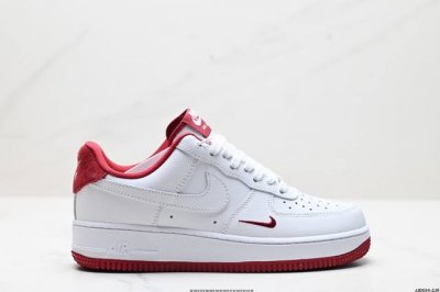 真标耐克Nike Air Force 1“07空军一号低帮百搭休闲运动板鞋。柔软、弹性十足的缓震性能和出色的中底设计，横跨复古与现代的外型结合，造就出风靡全球三