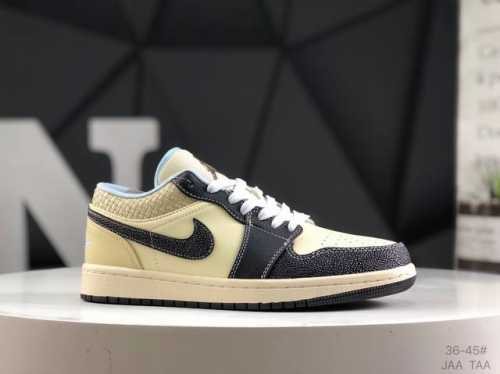 Air Jordan 1 Low 低帮 Aj1 乔丹1代 Aj1 乔1 低邦 蓝黄拼接 乔丹篮球鞋系列 营造艳丽反差。白色鞋面与鞋身两侧黑色Swoosh Log