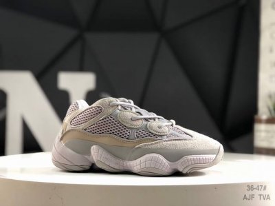 180 真标带半码阿迪达斯 Yeezy Desert Rat 椰子500 运动鞋鞋面采用皮革、磨砂小牛皮、麂皮和网眼三种材质打造，以复古气息 十足的 Adipr