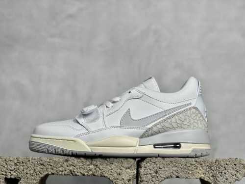 最强312 Air Jordan Legacy 312 Low 银白 乔丹最强三合一混合版 性价比天花板 有着交错结合的设计，它的名字就展现出它所包含的鞋款元素