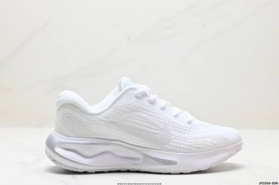 公司级nike Joerney Run 轻便跑步鞋 使用了新型的缓震材料 脚感偏韧 后跟有加厚的海绵填充 鞋子前掌和后掌做了加宽设计 增加了跑步时的稳定性 织物