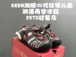 180 Keen潮牌二代轻便儿童溯溪两穿凉鞋 Size：24-37码 潮牌Keen升级二代轻便凉鞋 超轻超软超好穿. 溯溪款两穿超便捷 魔术贴设计，穿脱超方便