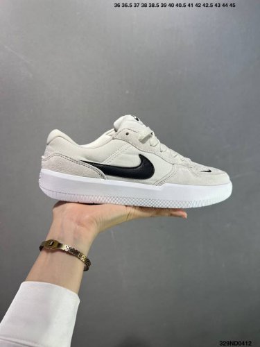 耐克Nike Sb Force 58是一款将前沿创新带入街头的单品，它具有硫化杯底，具有出色的耐用性和灵活性。使用帆布和绒面革，在饰面上放置通风口，它自始至终都
